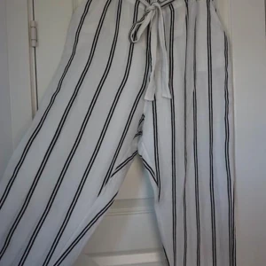 Linnebyxor - Säljer ett par byxor som är i ett linne material, de är högre i midjan med knyte. De är i mycket bra skick och väldigt sköna och svala. Köpta från mango.