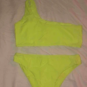 neon grön bikini - säljer denna bikinin som jag köpte här på plick! använd några gånger.❤️