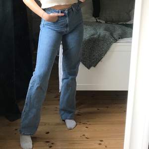 Så sköna jeans feån weekday i modellen rowe. Köpta för 500kr och använda ett fåtal gånger. Jag är 168 cm lång🦋fraktar eller möts upp i centrala sthlm💙