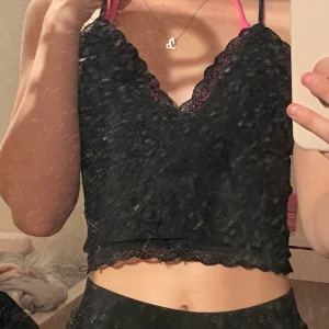 svart spetslinne - svart spetslinne ifrå BikBok stl XS, använd få gånger.