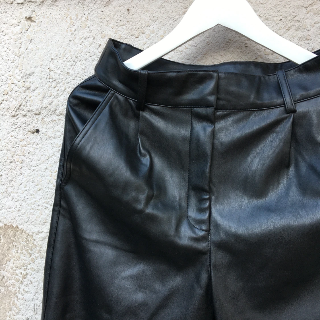 Fakeskinn-byxor från hm - 90