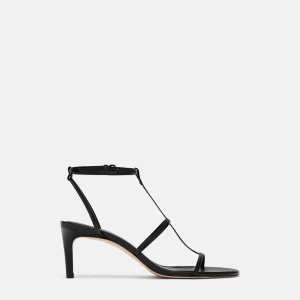 Zara klackskor - Läderklackskor från Zara. Endast använda inomhus, två gånger. Storlek 37. Väldigt fint skick. Låg och bekväm klackhöjd. Köpta för 499:-