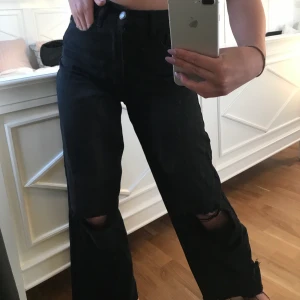 BOOHOO JEANS - fina svarta jeans ifrån boohoo, väldigt populära! Storlek 34 men passar de lite längre. Knappt använda. Frakt 70kr 😁