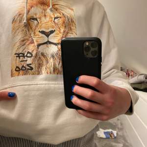 En cool hoodie med lejon tryck från off-zoo💗 använd 1 gång och i väldigt fint skick😇 originalpris 599. Frakt ingår INTE i priset🥰🥰