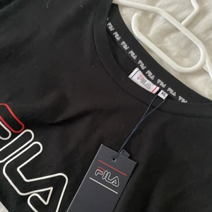 Fila t-shirt - Fila t-shirt, i storlek XL aldrig använd prislappen sitter kvar! Den är lite kortare i modellen! Kan mötas upp i Eskilstuna annars får den skickas och köparen står för fraktkostnaden 🌺