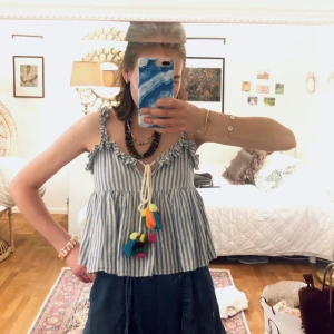 Randigt linne med detaljer - Blått och vit randigt linne från Zara! Med gulliga bollar som man kan knyta!🤍💙🦄🦄