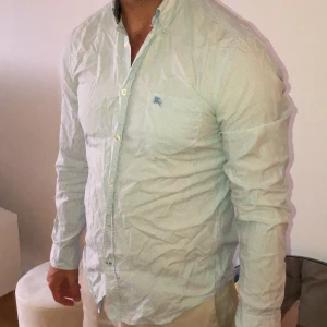 BURBERRY skjorta  - Nypris : 2900kr| mitt pris : 600kr. Fraktkostnad tillkommer