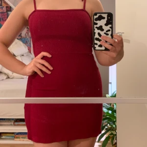 Vinröd klänning  - Oanvänd vinröd klänning. Det står att det är storlek S men passar XS eller XXS bättre. Klänningen är kort och passar bäst någon som är kortare. Banden kan knytas kortare och längre enligt önskan. Hör av dig om du har några frågor! 