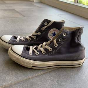 Blåa converse skor som är ganska använda, storlek 38