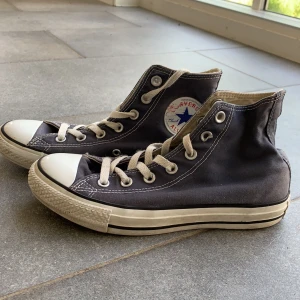 Blåa converse skor - Blåa converse skor som är ganska använda, storlek 38