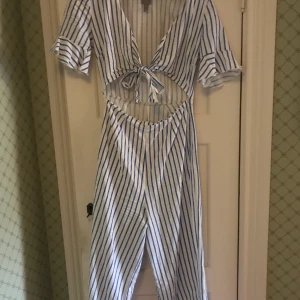 Jumpsuit/byxdress i storlek 36 - Blåvit randig jumpsuit/byxdress i storlek 36. Endast använd 1 gång. 