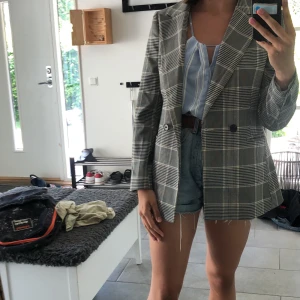 Blazer från HM - En rutig blazer som tyvärr inte kommer till användning. Den har en missfärgning på innetyget men inget som märks när man har på sig den:) köparen står för frakten💓