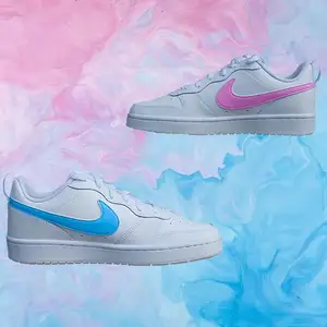 F I⚡️⚡️Y    B U B B L E    1 par handmålade sneakers.   Modell: Nike Court Borough Low 2 Storlek: 38.5  Permanent färg, 4 målade sidor. 1 sko med blå färg och den andra med rosa färg. 