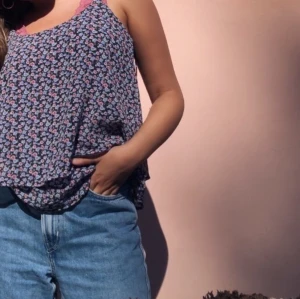 Linne med blommor  - Helt oanvänt linne med små blommor på! Storlek Xs men passar även S! Skriv för fler bilder :) pris kan självklart diskuteras! 