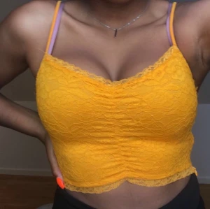 Söt topp  - Säljer nu den gullig topp från New Yorker💛 toppen är i storlek xxs men sitter mer som en xs 