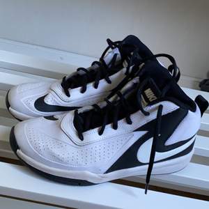 Nike skor och har köpt den för 899kr.  Har använt den i några gånger.  Finns i Stockholm City, Jordbro, Handen eller Upplands Väsby😁  Kan posta också😀