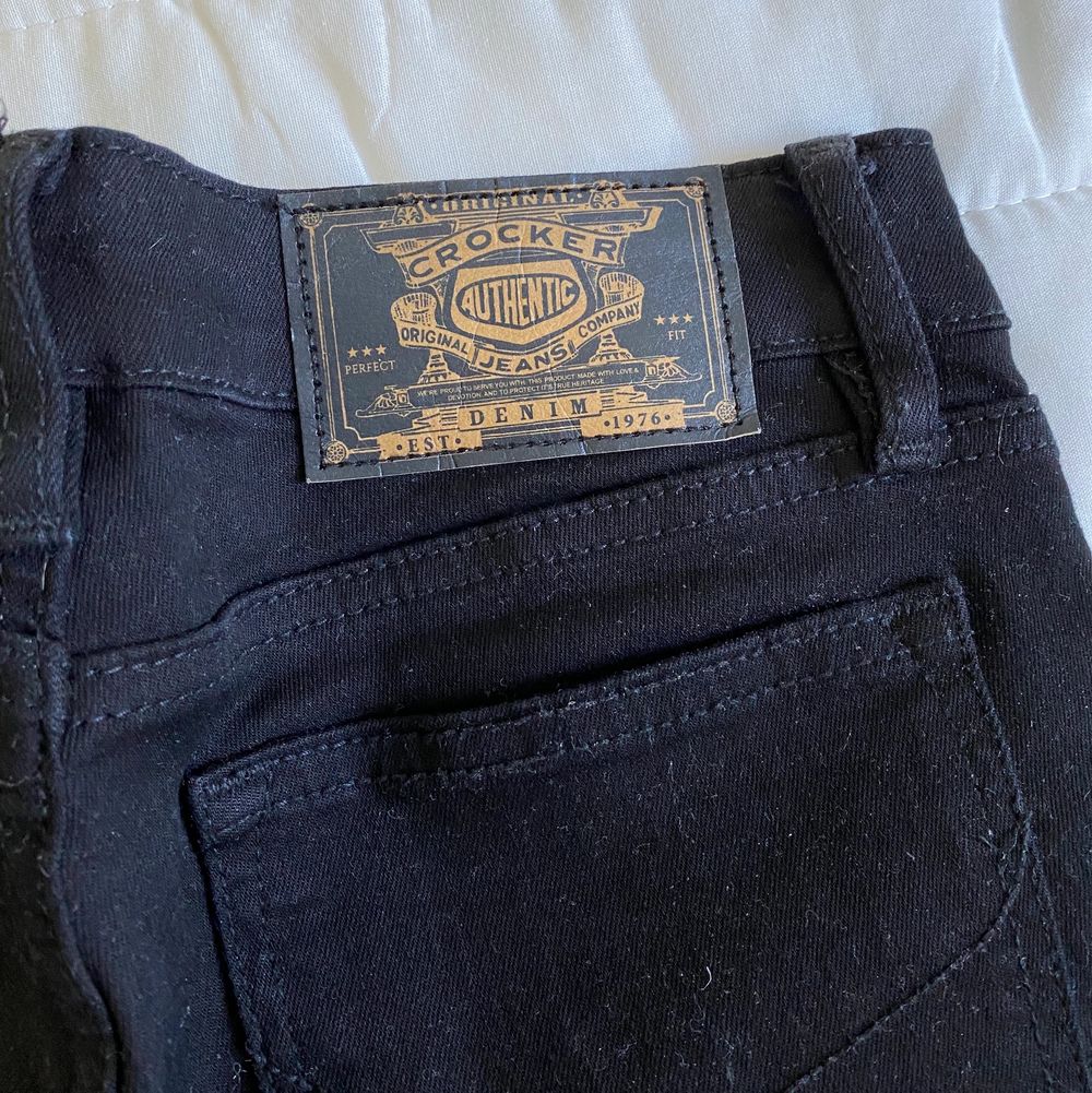 Hej säljer ett par crocker jeans köpta på JC butiken i Täby centrum. Använt ett fåtal gånger! Säljer för 120kr ink frakt. Size waist:27, regulator och Size lenght:30, super skinny.. Jeans & Byxor.