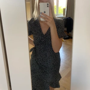 Klänning - Somrig klänning från Vero Moda i fint skick. Passar super bra med en stickad tröja över på sommarkvällarna. Köpare står för frakt 💞💘. 