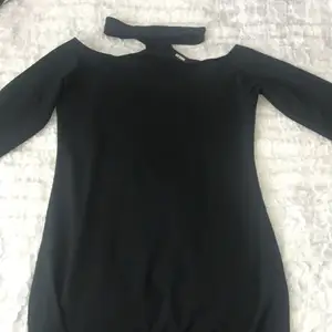 En svart tight klänning med choker från Bikbok. Som inte kommer till användning. Frakt ingår. 