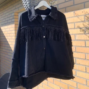 Jacka från zara  - Använd ca 5 gånger köpt i xl för att den ska vara oversize och sitter perfekt på mig som har S/M! Jeans material! 