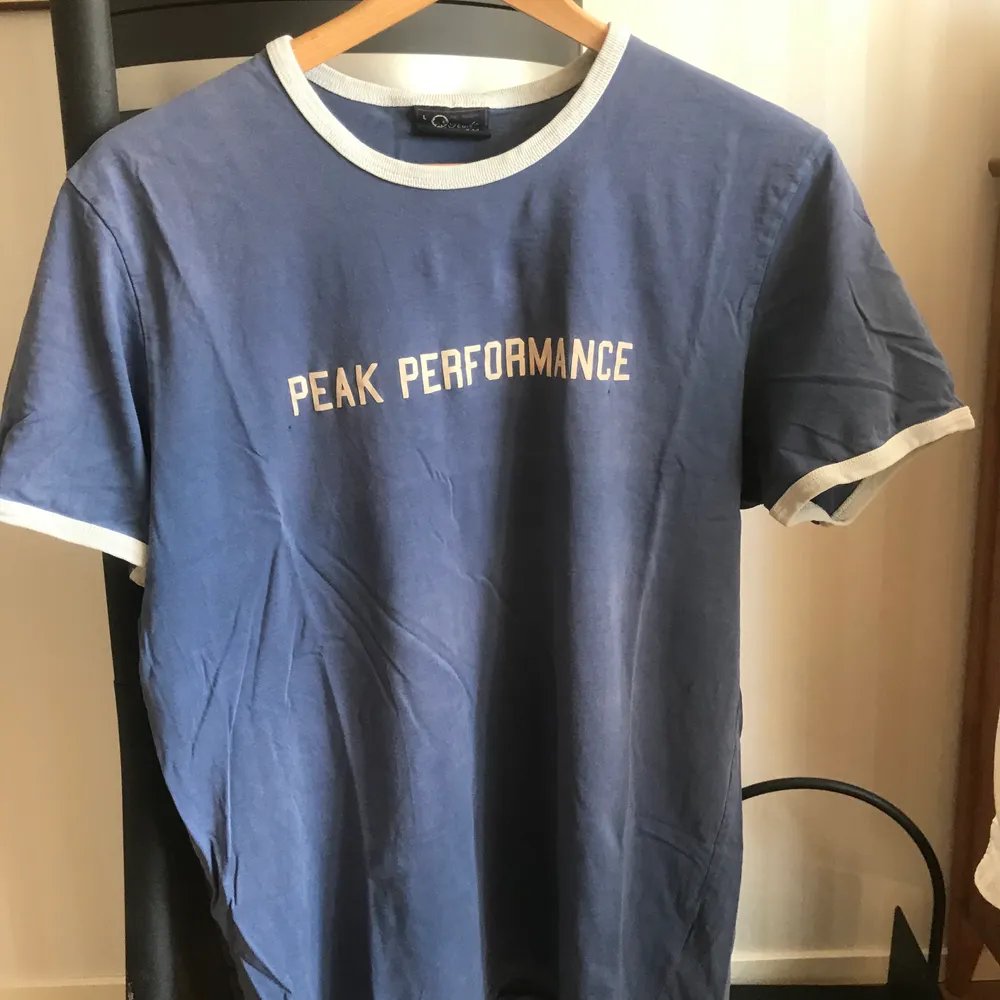 Vintage peak performance t-Shirt från 90-talet i en jättesnygg blå färg med vita detaljer.. T-shirts.