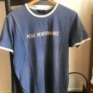 Vintage peak performance t-Shirt från 90-talet i en jättesnygg blå färg med vita detaljer.