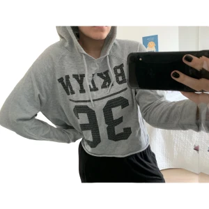 Grå croppad hoodie - En grå croppad hoodie från new yorker. Köpt i storlek XL pga ville ha den lite större. Passar S-XL beroende på hur man vill att den ska sitta. Använd flitigt, oerhört mysig tröja! En snabb affär uppskattas 💜