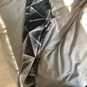 Träningstights Reebok - Träningstights från Reebok i fint skick. Stl S, något lägre midja och 3/4 längd på benen. Köparen står för frakt