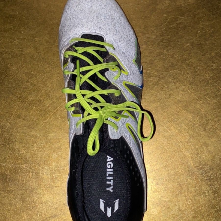 Adidas fotbollsskor storlek 45 1/3. Använd 1-2 gånger är alltså i helt nyskick. Funkar på både natur och konstgräs. Riktigt sköna, säljer för att dom är för stora för mig. Skriv för fler bilder. Pris 850, går även att diskuteras. Betalning sker via swish.. Skor.