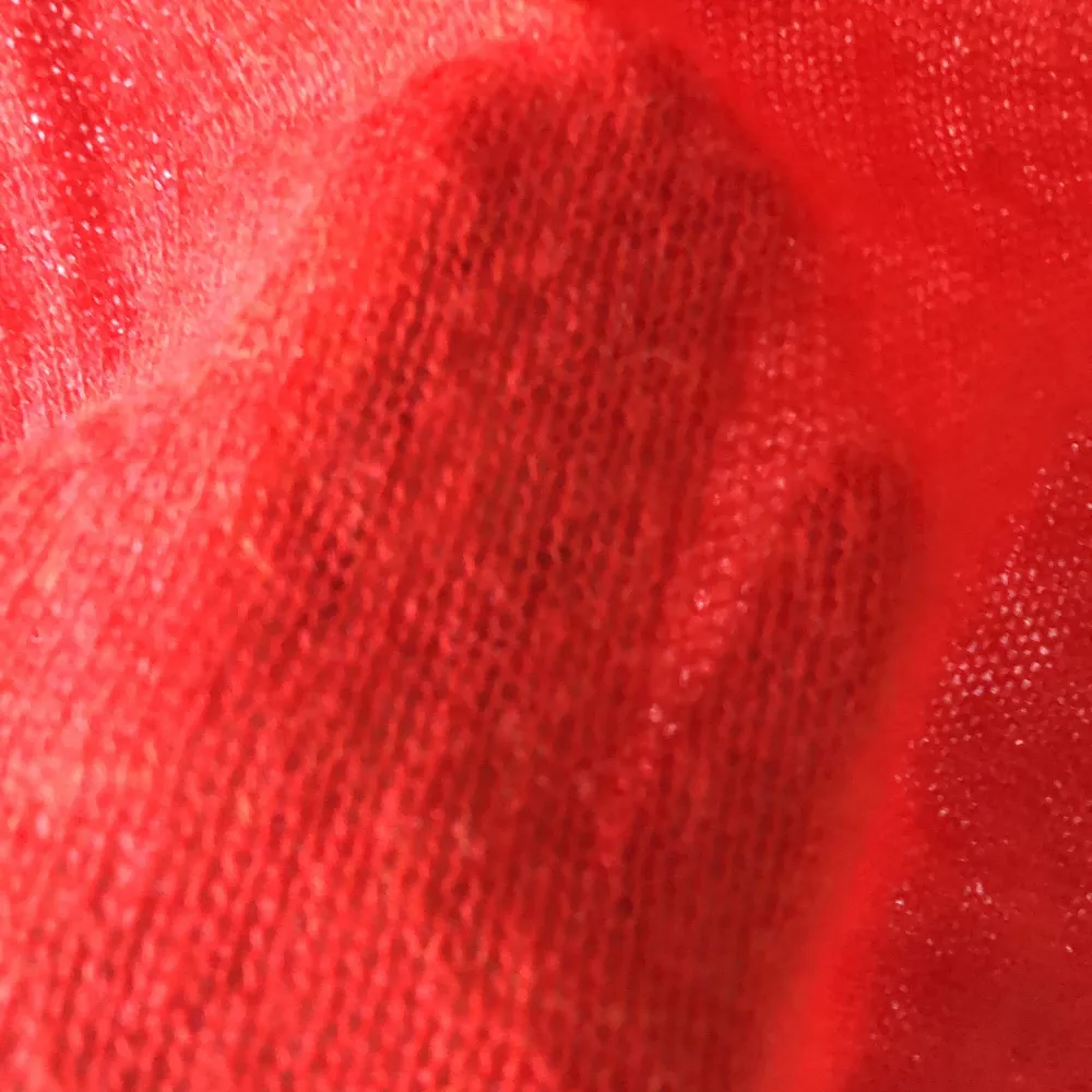 Fin röd tröja från hm! Helt ny och är i storlek S! Den är stickad och har en ser through känsla!. Toppar.