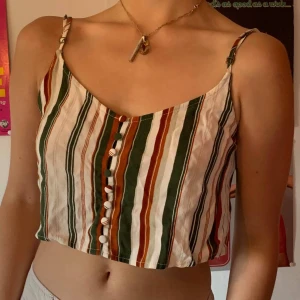 Forever 21 linne - Randigt cropped linne från Forever 21 med knappar på framsidan. Perfekt för sommaren! 