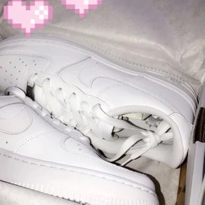 Nike air force 1  - Populära Nike air force 1. Använda 1 gång. Som nya. Nypris : 1100 har jätte många intresserande. Ni får buda, det börjar från 250+frakt. Avslutar onsdag 11:00.