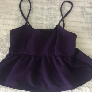 Topp - En söt topp från Bikbok. Använd men i bra skick. Frakt ingår. 