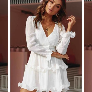  - Helt oanvänd klänning från DM retro! Säljer för att den tyvärr inte kommer till användning. Storlek S, köparen står för eventuell frakt!