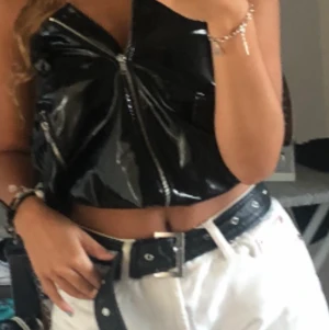 Kjol/topp - En as cool lackad kjol från hm som jag brukar ha dom festtopp 