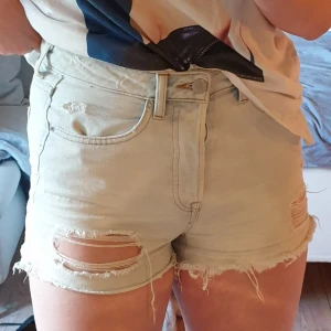 Shorts från h&m - Mycket fina shorts till i sommar. Mycket fint skick. Lite små för mig och säljer pga det. Köparen står för frakten och betalning sker via swish