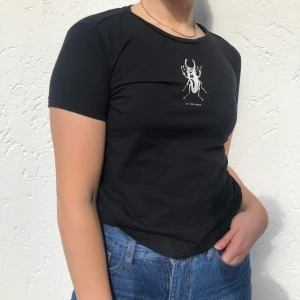 T-shirt med tryck  - T-shirt med en skalbagge på! Köparen står för frakten 🦋