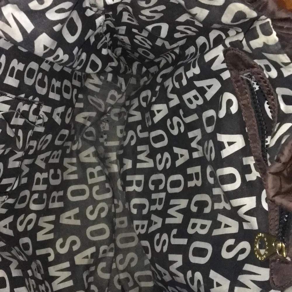 Marc Jacobs väska som jag har köpt i Kina så tror tyvär inte den är äkta därav lågt pris! Den är stor och rymlig! Köpare står för frakt . Väskor.