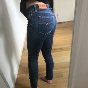 Replay jeans - Snygga Replay jeans i fint skick. Strl w25 är uppsydda så skulle säga att den passar någon som är runt 160 cm.  Kan mötas i Göteborg eller skicka, isåfall står köparen för frakten.