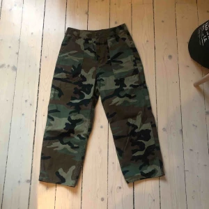  - Helt oanvända byxor från TOPSHOP, raka i modellen. 