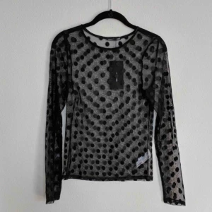  - Tröja köpt från zara för något år sedan, helt oanvänd! Passar perfekt med ett linne under! 