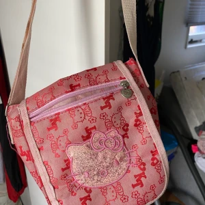 Hello Kitty väska  - Säljer denna supersöta hello Kitty väska, bandet är dock smutsigt som ni ser på bilderna💓 frakt 44kr, senaste bud: 100kr