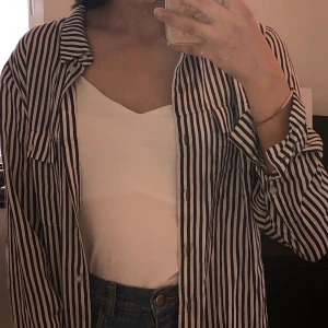 Randig skjorta - Säljer en randig skjorta i storlek 38. Kan gärna mötas upp eller skicka med frakt, köparen står för frakten.