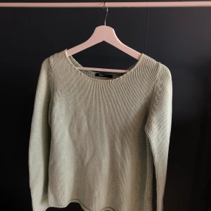Mintgrön stickad tröja - En mintgrön stickad tröja, färgen framgår lite mer på bild 2. Använd två gånger så är i gott skick.