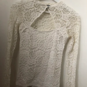 Vit blus med spets  - Vit blus med spets från Bikbok