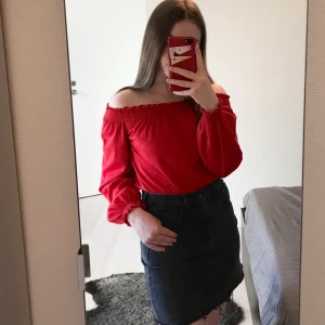 Off-shoulder - Röd, långärmad off-shoulder från H&M i storlek 34. Den har några små mörkare märken på framsidan, men det syns knappt (se bild 3). Fraktkostnad tillkommer 