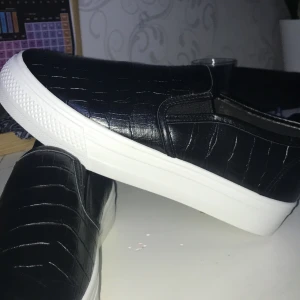 Slip in skor - Super fina oanvända slip ins i svart. Finns i Göteborg och kan fraktas. Storleken är mer 39 än 38.