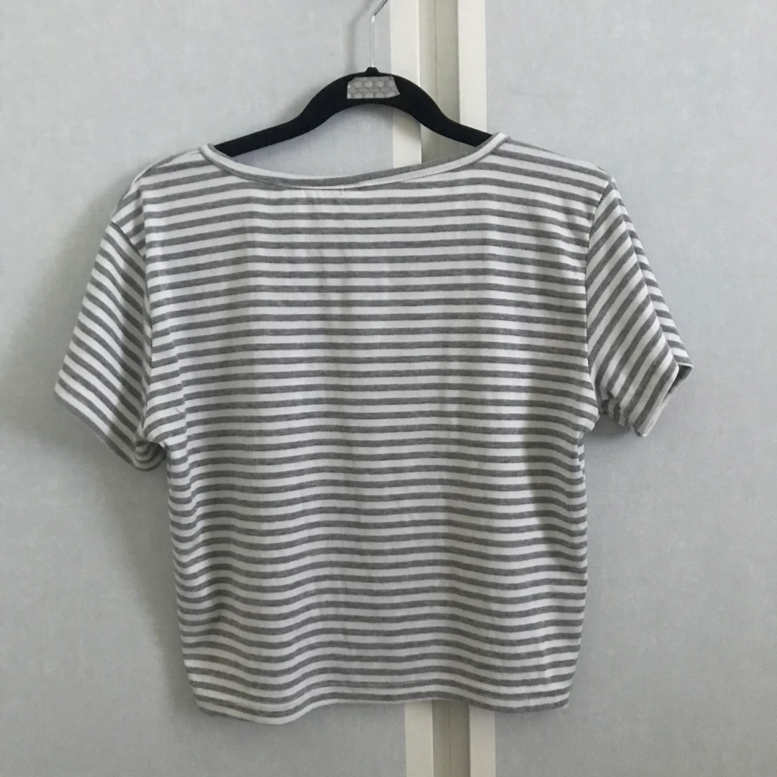 Grå randig tröja - 90