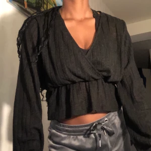 Svart blus 💕 - Aldrig använd, super snygg och skön! Lagom v-ringad ☺️ pytte lite croppad! Frakt tillkommer 💕