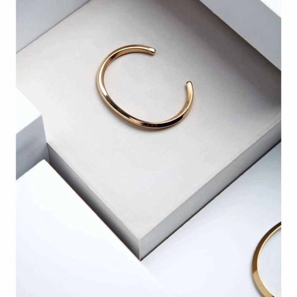 Helt nytt och oanvänt armband från Archipelago, säljes eftersom jag fick det i present men då jag är en silvertjejer har det aldrig kommit till användning. Ordinariepris är 50$, mitt pris 300 kr. Frakt tillkommer och betalning sker via swish💓 Skicka ett m. Accessoarer.
